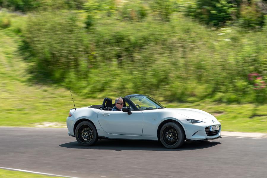  Mazda MX-5 Design Pack (ND) 2019 года  (UK) (фото 12 из 40)
